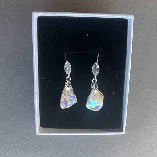 Rózsaszín fénnyel irizáló Abalone kagyló fülbevaló cirkónium köves akarszóval 