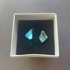  kéken irizáló abalone kagyló fülbevaló, bedugós 