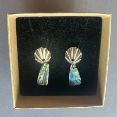   Szivárványos fénnyel irizáló lógós Abalone fülbevaló 