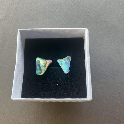 Szivárvány fénnyel irizáló háromszöges Abalone bedugós fülbevaló 