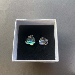   Szivárvány fénnyel irizáló hullámos Abalone bedugós fülbevaló 