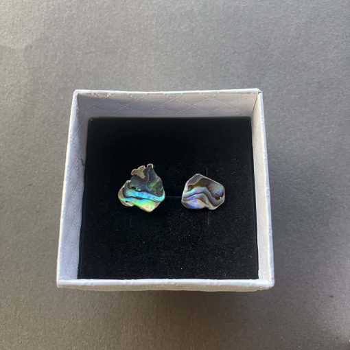 Szivárvány fénnyel irizáló hullámos Abalone bedugós fülbevaló 