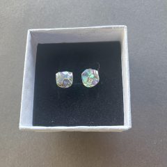   Szivárvány fénnyel irizáló pici Abalone bedugós fülbevaló