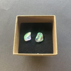   Zöld fénnyel irizáló, nyers, természetes Abalone kagyló fülbavló