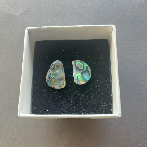 Zöld fénnyel irizáló félkör  Abalone bedugós fülbevaló.