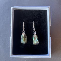 Világos zölden irizáló nyers abalone fülbevaló 