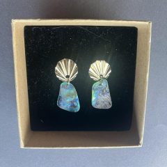 Kék fénnyel irizáló lógós Abalone fülbevaló