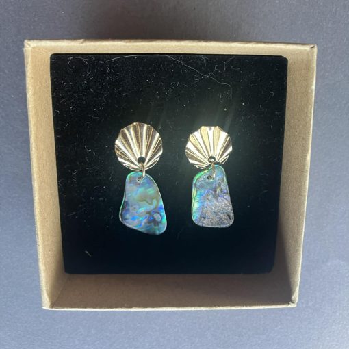 Kék fénnyel irizáló lógós Abalone fülbevaló