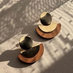 NAGYLEVELŰ HÁRS - Sárgaréz és fa bedugós fülbevaló 