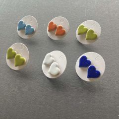 Bedugós színes kerámia szív fülbevaló 