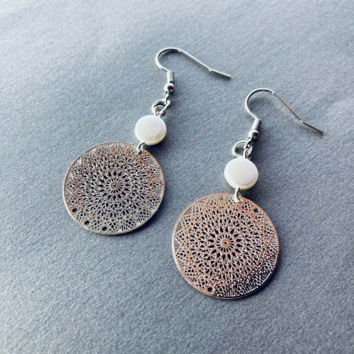 Tört fehér Shell Pearl mandala fülbevaló