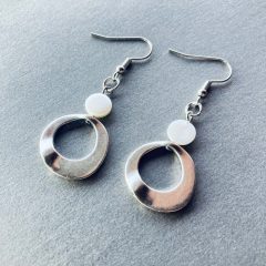 Tört fehér Shell Pearl kör fülbevaló 