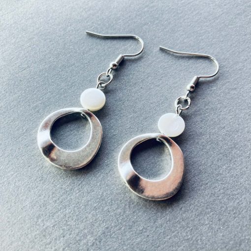 Tört fehér Shell Pearl kör fülbevaló 