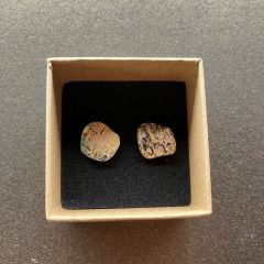   Sárga és rózsaszín fénnyel irizáló bedugós Abalone kagyló fülbevaló 