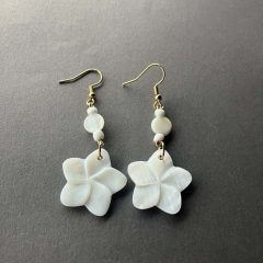 Tört fehér Faragott kagyló virág fülbevaló