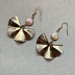   Sárgaréz Legyező - Bézses rózsaszín árnyalatú tenyésztett gyöngy fülbevaló