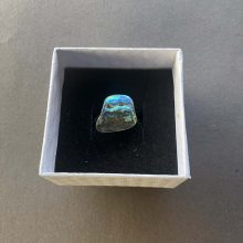 Sötétkék fénnyel irizáló Abalone gyűrű