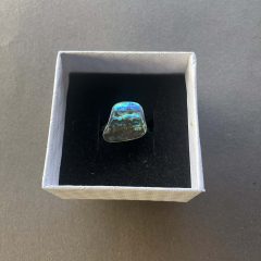 Sötétkék fénnyel irizáló Abalone gyűrű