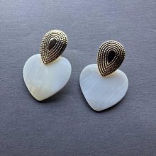 Törtfehér csiszolt kagyló szív / arany szín