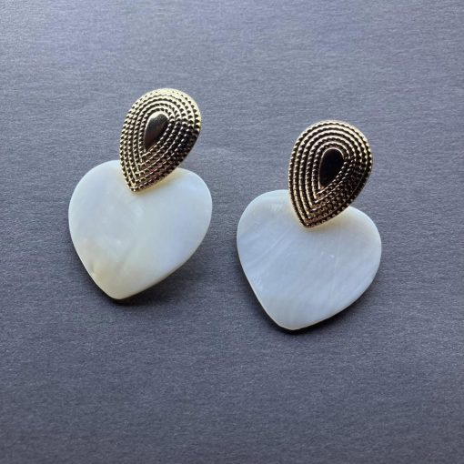 Törtfehér csiszolt kagyló szív / arany szín