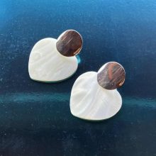 Törtfehér csiszolt kagyló szív / ezüst szín