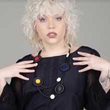 OIONÉ - Hosszú fekete - színes pöttyös design nyaklánc