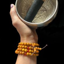 Okkersárga színű szantálfa mala (108 gyöngyös)