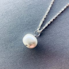 Törtfehér Shell Pearl medál 