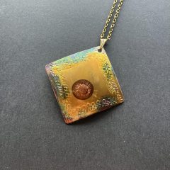 Színes vörösréz rombusz medál 