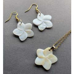 Tört fehér Faragott kagyló virág ékszerszett